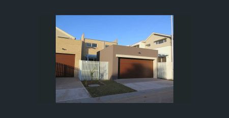 Modern and Spacious Plus Walking distance to Rouse Hill Town Centre !! - Photo 3