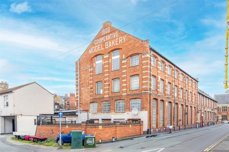 3 bed Apartment To Let - Photo 5