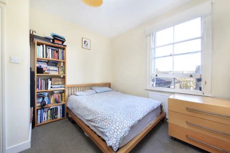 2 bedroom flat in Clapham - Photo 3