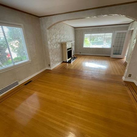 TWO BEDROOM & ONE BATHROOM ON TOP LEVEL OF HOUSE JUST OFF CAMBIE STREE - Photo 4