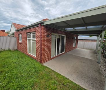 PERFECTLY POSITIONED QUIET 2 BEDROOM TOWNHOUSE WITH COURTYARD - Photo 6