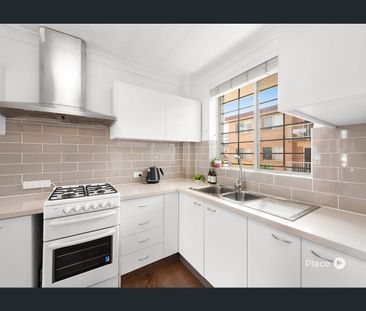 New Farm Apartment with Rear Street Entry & Lock-Up Garage! - Photo 5