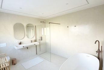 LARGE DETACHED VILLA WITH PRIVATE POOL AND GARDEN