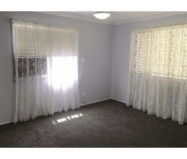 High-Set 3 Bedroom Home in West Rockhampton – Spacious Yard & Great... - Photo 1