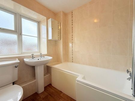 Morton Close, Camberley, Surrey, GU16 - Photo 3