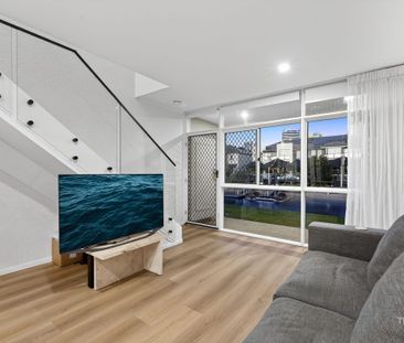 Waterfront Townhouse with Broadbeach Skyline Views - Photo 2