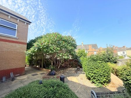 Standish Court, Taunton, Somerset - Photo 3