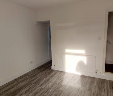 2 bedroom Semi-detached house to rent - Photo 6