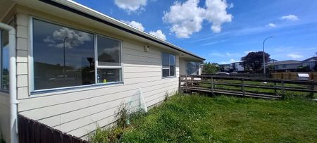 3BR Manurewa Home & A fully self contained unit. - Photo 3