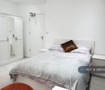 1 bedroom in a house share to rent - Photo 2