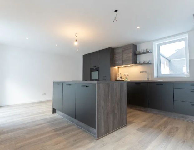 Erstbezug nach Kernsanierung! 3,5-Zimmer-Wohnung mit ca. 132 m², großer Terrasse, Garten und Garage - Photo 1