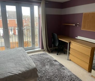 5 Bed Semi-Detached House, Long Down Avenue, BS16 - Photo 2