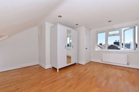 A three storey three bedroom family home located on a sought after cul-de-sac next to a family friendly park. - Photo 2