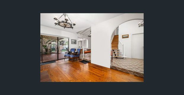 Multiple Living Rooms House locate in Park Side - Photo 1