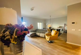 APARTAMENTO T2 REMODELADO - QUINTA BELOURA COM TERRAÇO E PISCINA