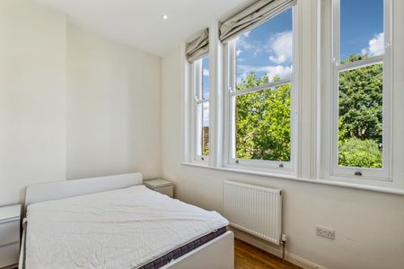 2 bedroom flat in London - Photo 5