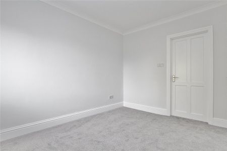High Street, Woking - 1 bedroomProperty for lettings - Seymours - Photo 3