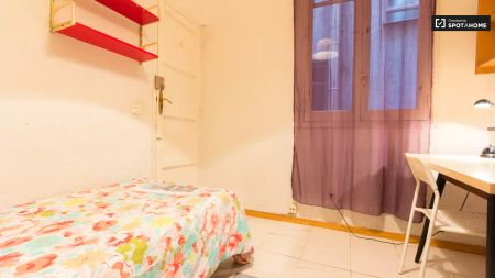 Single Bed in Bedrooms for students near Moncloa in exterior apartment - Photo 4