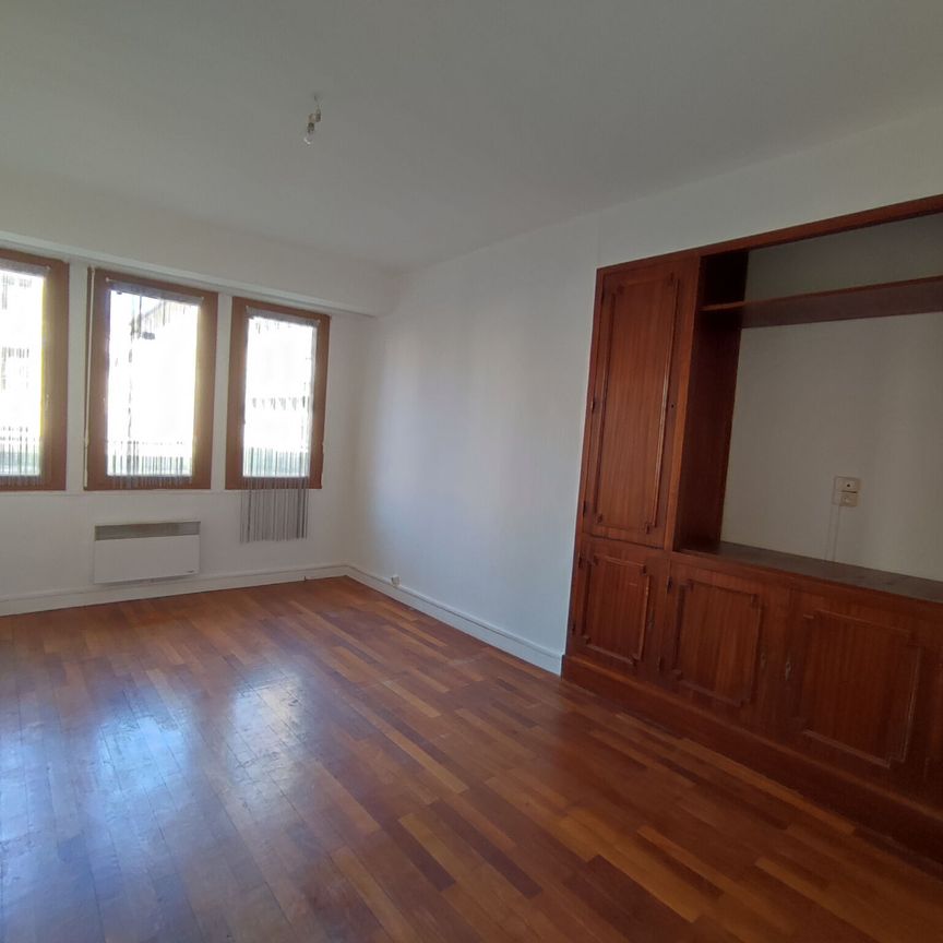 Appartement 1 pièces 33m2 MARSEILLE 1ER 595 euros - Photo 1