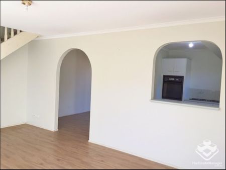 THREE BEDROOMS TOWNHOUSE WITH NEW AIR CONDITION - Photo 3