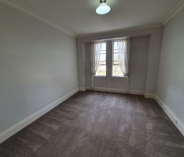 Huge 3 Bedroom Apartment, Premier Location - Photo 3