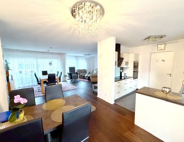 Sehr hochwertig ausgestattete 4-Zimmer-Stadtwohnung mit Aufzug, Einbauküche, 2 Balkonen und Garage - Foto 1