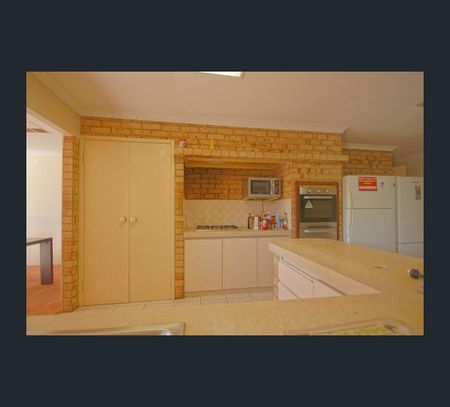 17 Mapstone Gardens, ROOM 3, Murdoch, WA 6150 - Photo 2
