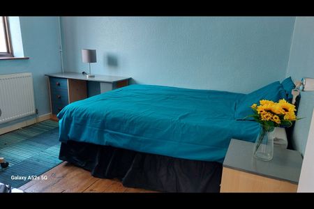 3 Bed Semi-Detached House, Cinderford Way, BR1 - Photo 3