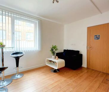 Studio Bronze - Photo 1