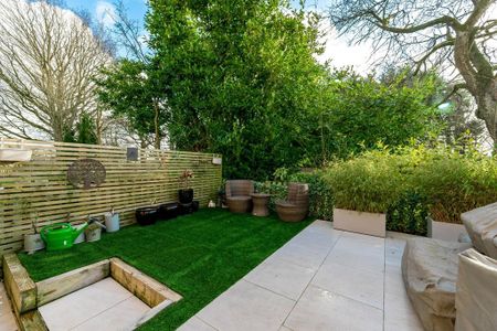 2 bedroom mews to rent - Photo 2