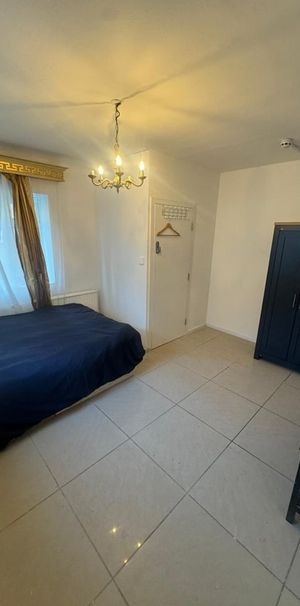 Room in a Shared House, Abercorn Road Finchley Mill Hill, NW7 - Photo 1