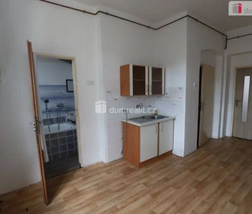 Pěkný byt 2+1 ve druhém patře cihlového domu v Karlových Varech Ryb... - Fotografie 1
