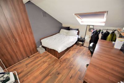 5 bedroom House in Moorland Avenue (5 bed), Leeds - Photo 4