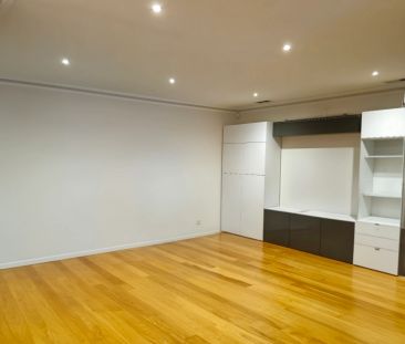 QUALITY AND STYLE WITH AN ENTERTAINERS EDGE - Photo 2