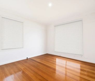“3 Bedroom home WITH separate Bungalow!” - Photo 3