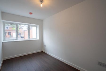 4 bedroom semi-detached house to rent - Photo 5