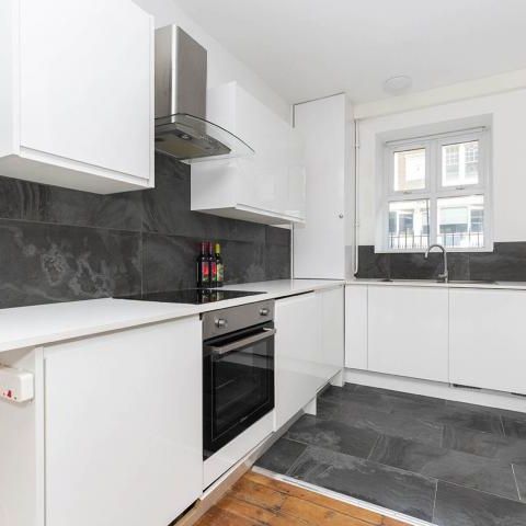 Located in the heart of Shoreditch a modern 2 bedroom flat - Photo 1