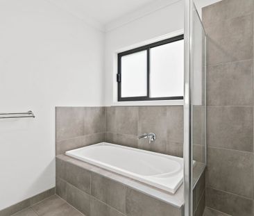 Spacious Family Home! - Photo 4