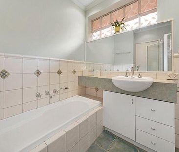 2-bedroom unit in great location - short-term lease available - Photo 1