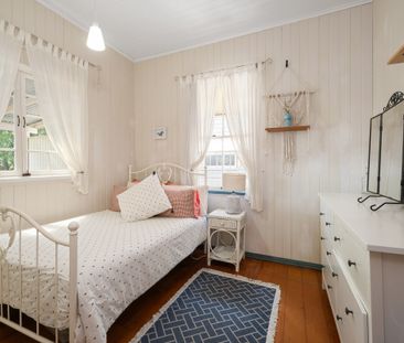 CHARACTER QUEENSLANDER WITH LEAFY OUTLOOKS AND GENEROUS OUTDOOR LIVING - Photo 4