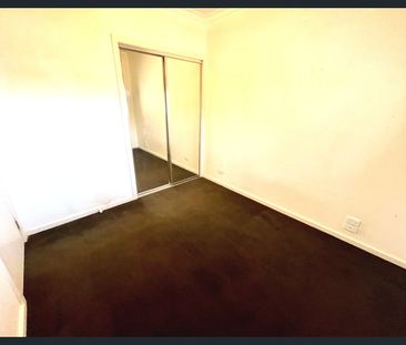 MODERN UPSTAIRS APARTMENT !!! - Photo 1