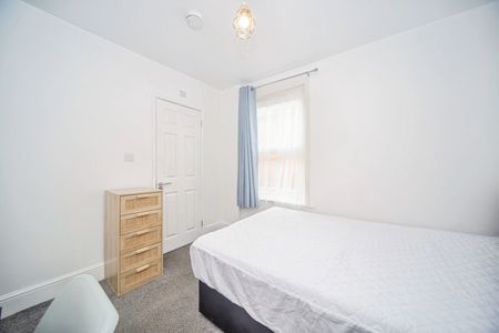Room in a Shared House, Newcombe Road, SO15 - Photo 2