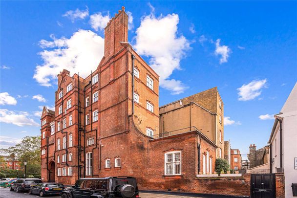 A newly refurbished three bedroom property located in this highly prestigious garden square. - Photo 1