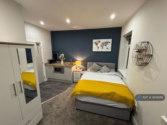 8 bedroom semi-detached house to rent - Photo 1