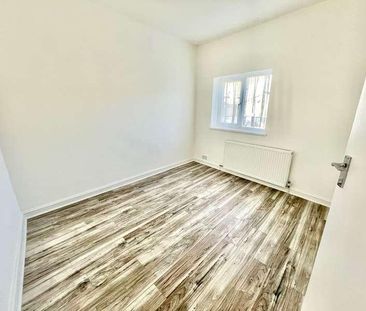 Elizabeth Road, East Ham, E6 - Photo 2