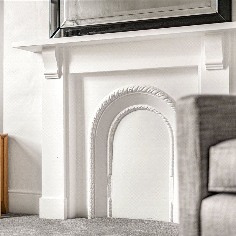 A newly decorated spacious split level apartment with bedroom and separate study. The property benefits from having newly laid carpets and is offered on a furnished basis. - Photo 1