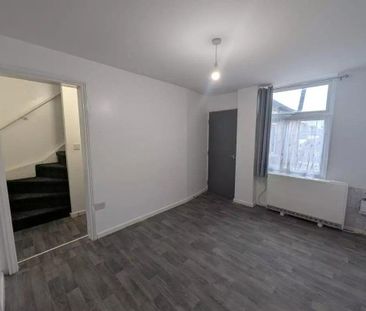 3 bedroom flat to rent - Photo 6