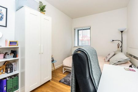 4 bedroom flat to rent - Photo 2