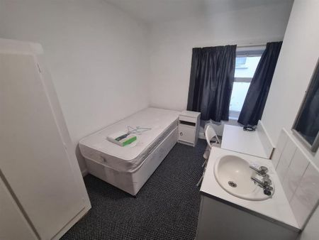 3 bedroom private hall to rent - Photo 5