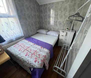 4 bedroom end of terrace house to rent - Photo 2